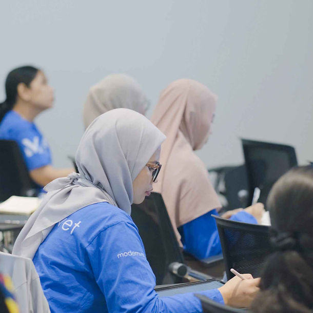 The Modernvet team in a training session
